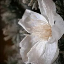 Fleur blanche en papier pour décoration de sapin de Noël, fabrication artsanale par étoile vagabone