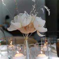 Trio de fleurs blanches réalisées en papier sur une table, fabrication artsanale par étoile vagabone