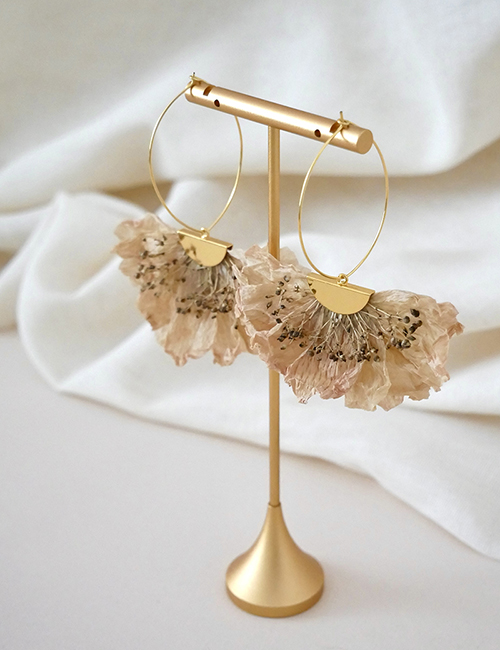Boucles d’oreilles dorées et ornées de fleurs en papier rose, création artisanale raffinée et poétique d'Étoile Vagabonde