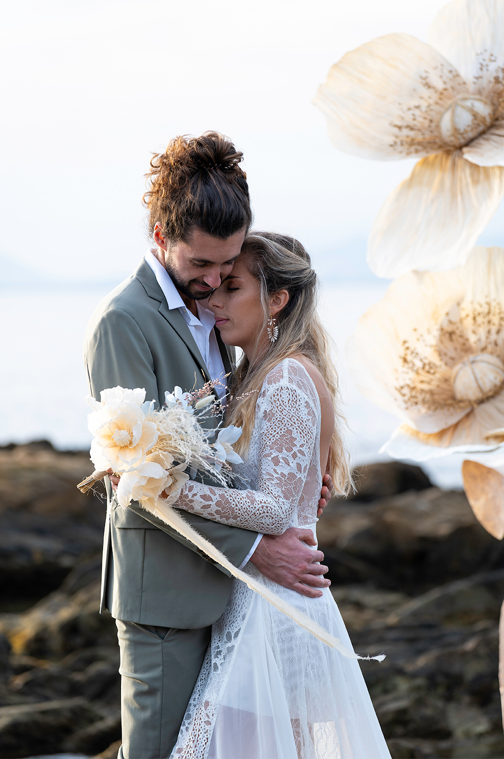 Couple maries e bord de mer. Fleurs en papier. Création : Étoile Vagabonde