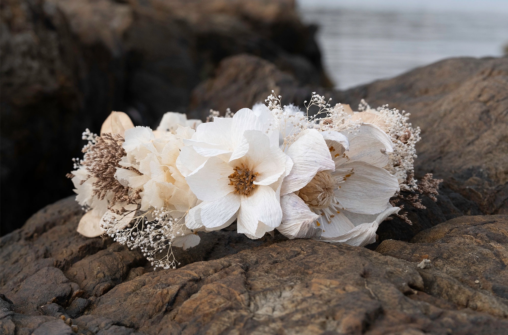 Couronne de fleurs en papiers. Fleurs stabilisées sur rocher en bord de mer. Création : Étoile Vagabonde