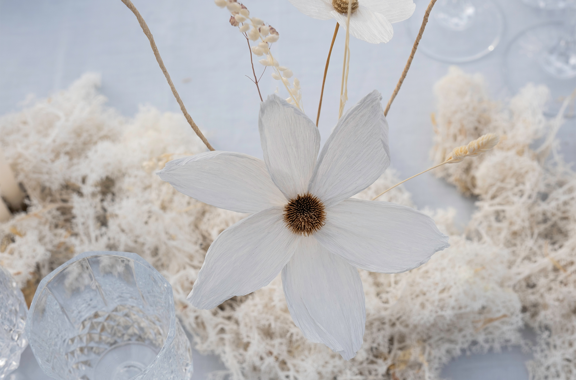 décoration florale de table de réception bleu pastel verrerie. creation artisanale par Étoile Vagabonde