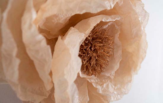 grande fleur murale rose et cœur en papier crépon une création Étoile Vagabonde