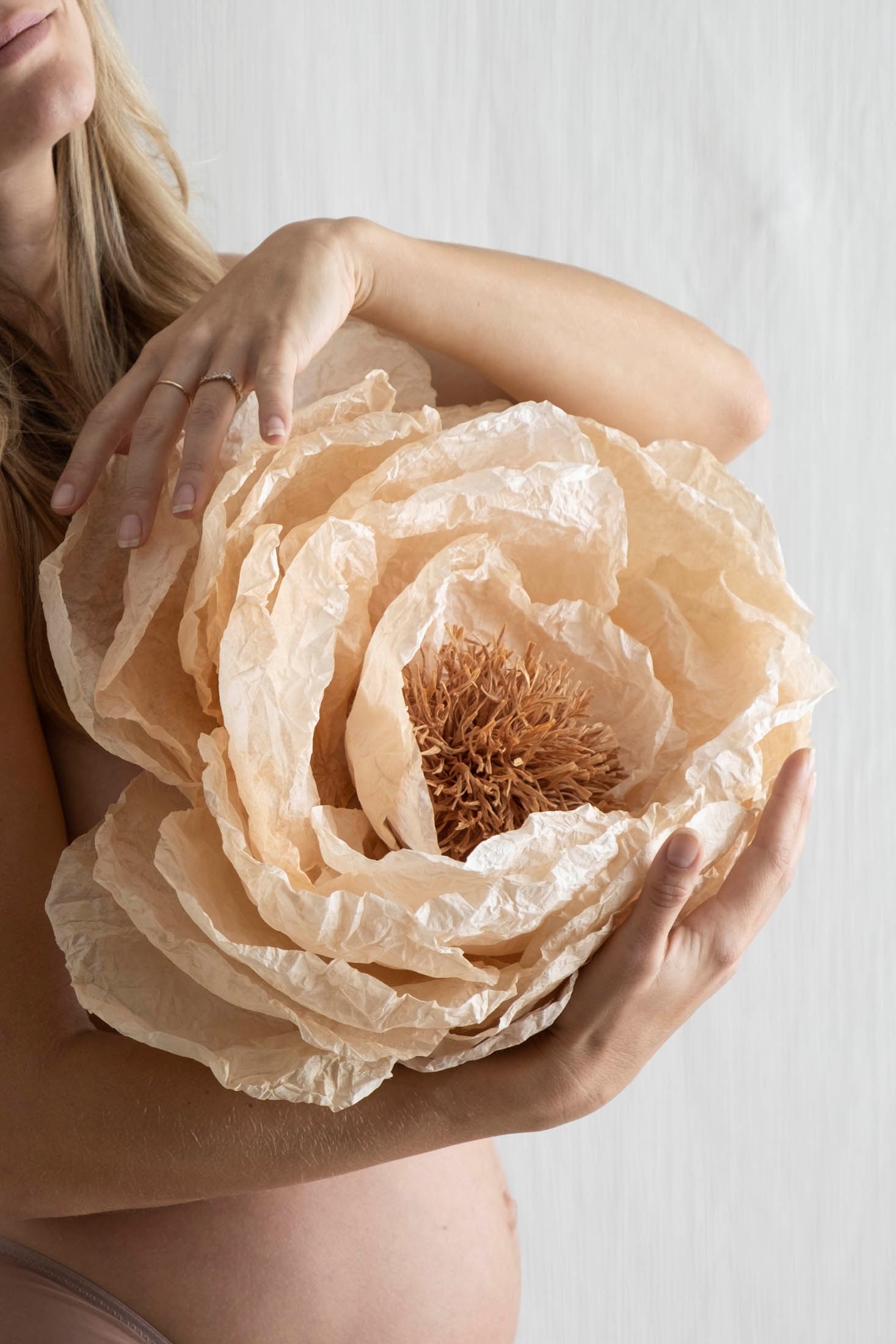 Pivoine murale en papier rose claire