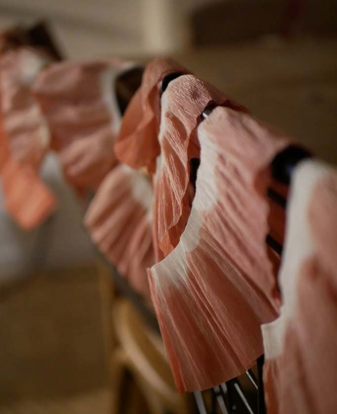 Séchage de bandes de papier crépon teintées à la main dans notre atelier à Marseille